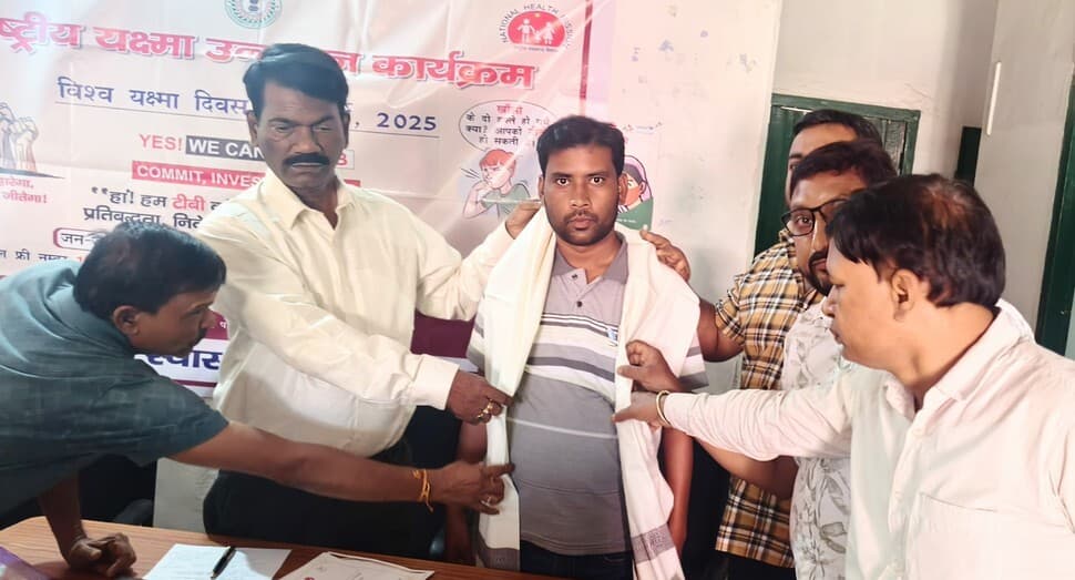 टीबी मुक्त पंचायत के लिए चिकित्सा प्रभारी ने किया सम्मानित