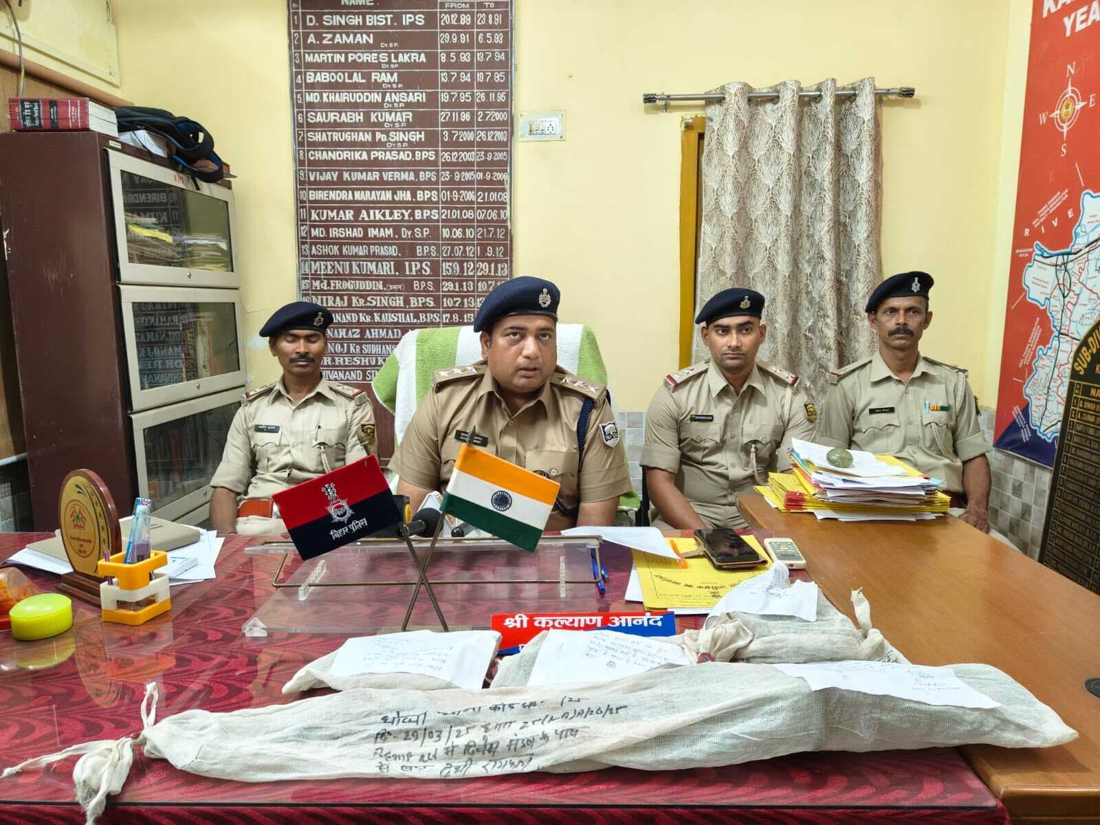 Bhagalpur news अपराध की योजना बनाते दो गिरफ्तार, हथियार बरामद, दो फरार