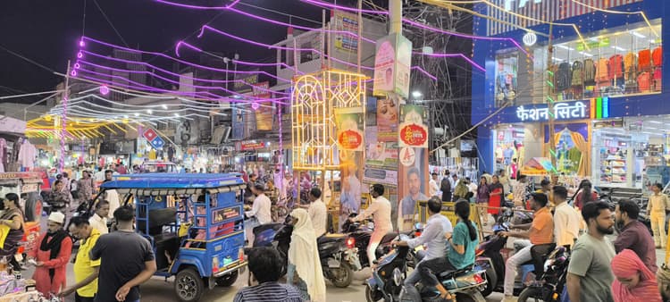 Giridih News: चांद रात की खरीदारी में उमड़ी भीड़, पुलिस रही मुस्तैद