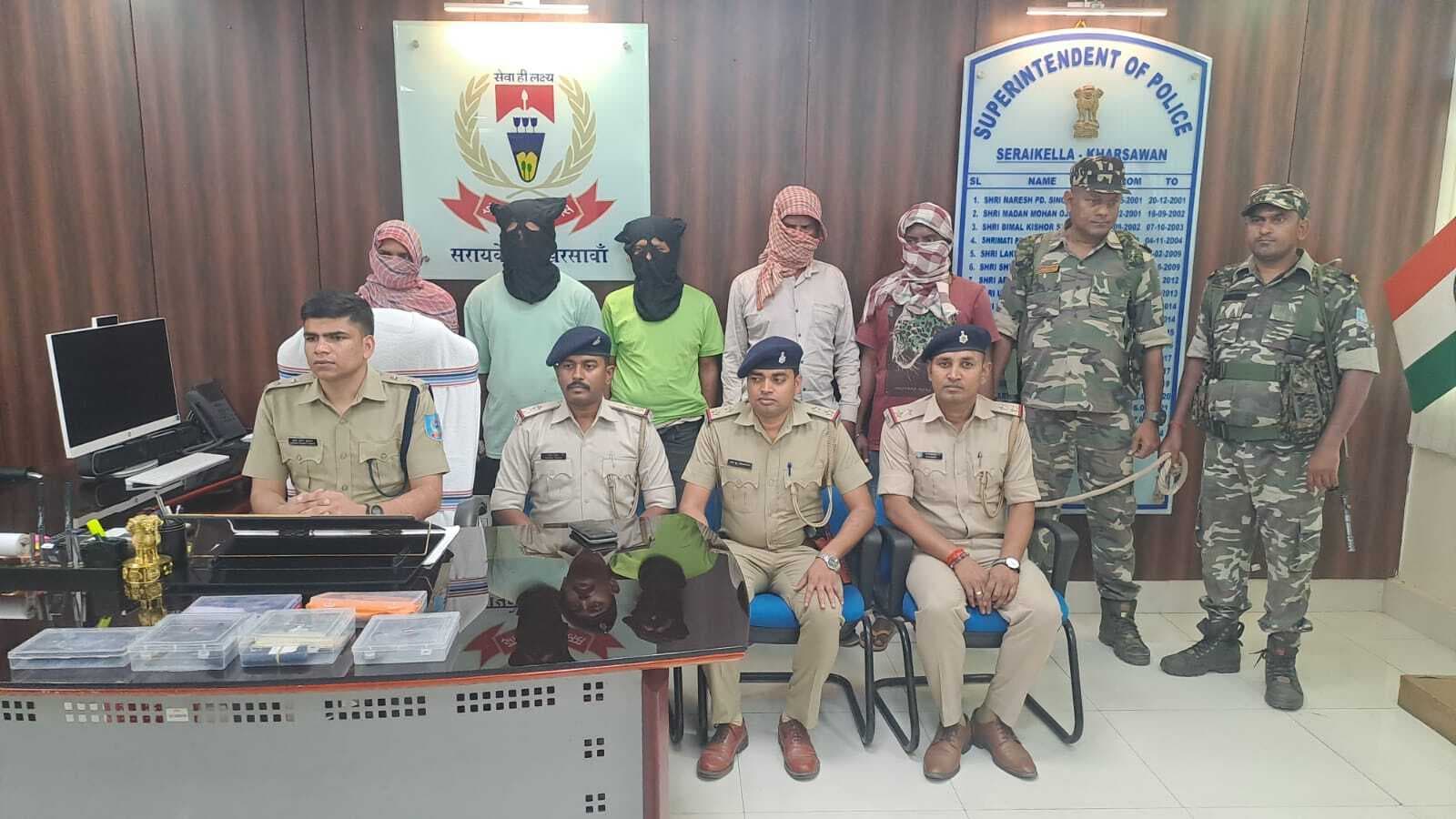 Saraikela News : नक्सली संगठन के नाम पर रेलवे ठेकेदार से मांगी लेवी, पांच गिरफ्तार