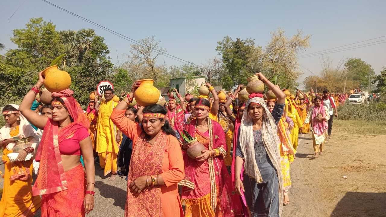 कुर्माडीह गांव में श्रीमद्भागवत कथा को लेकर निकाली गयी कलश शोभा यात्रा