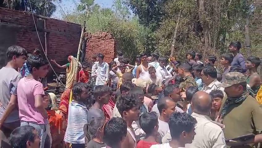 चिंगारी से दो घरों में लगी आग  से लाखों का नुकसान