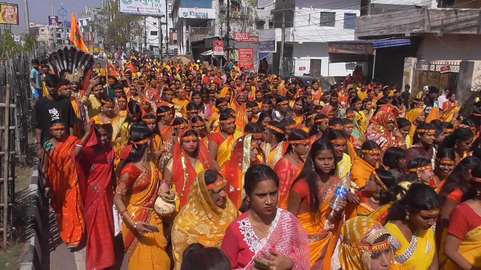 Dhanbad News: मंदिर के वार्षिकोत्सव पर निकली भव्य कलश यात्रा