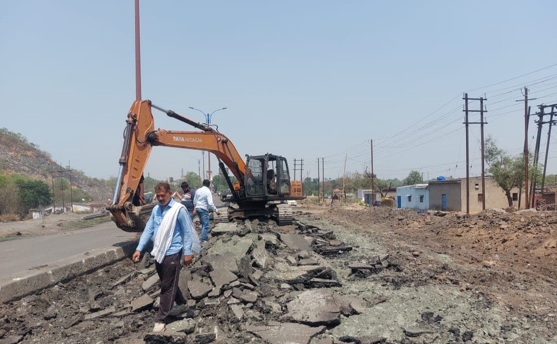 Dhanbad News : करकेंद में धनबाद-बोकारो सड़क पर अंडर पास का काम शुरू