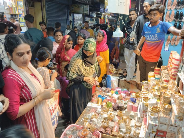 Dhanbad News: ईद को लेकर बाजार गुलजार, लोगों ने की जमकर खरीदारी