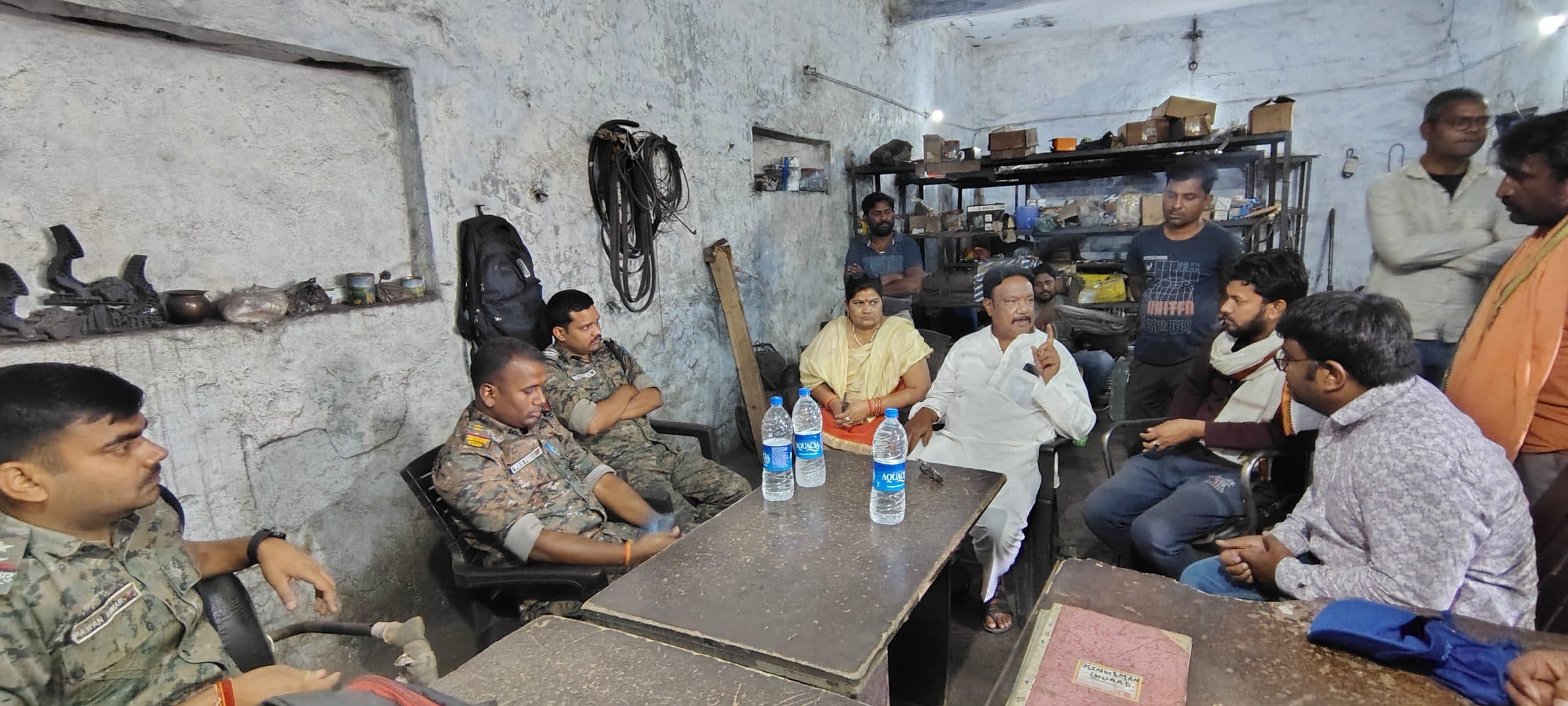 Dhanbad News: हिलटॉप से मशीनों को ले जाने का विरोध, अधिकारियों-मजदूरों में नोकझोंक