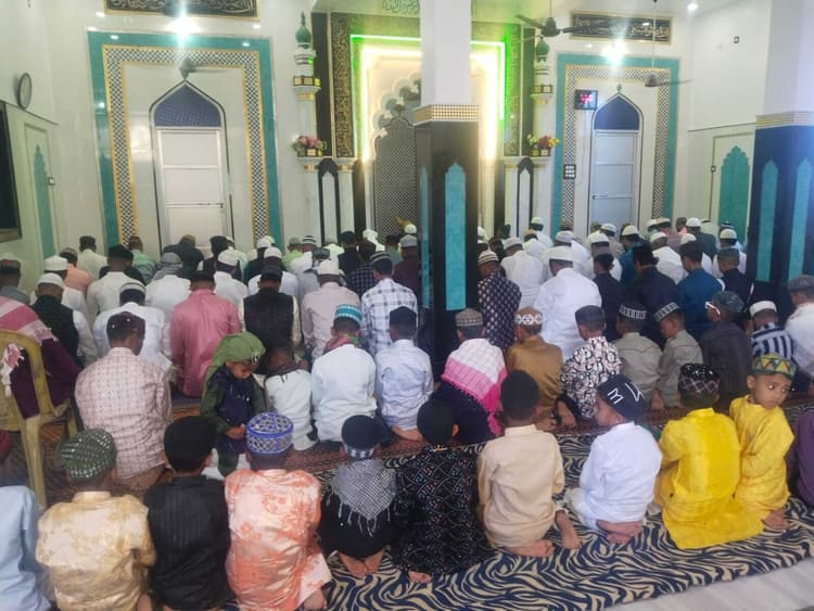 इचाक में हर्षोल्लास के साथ मना ईद का त्योहार