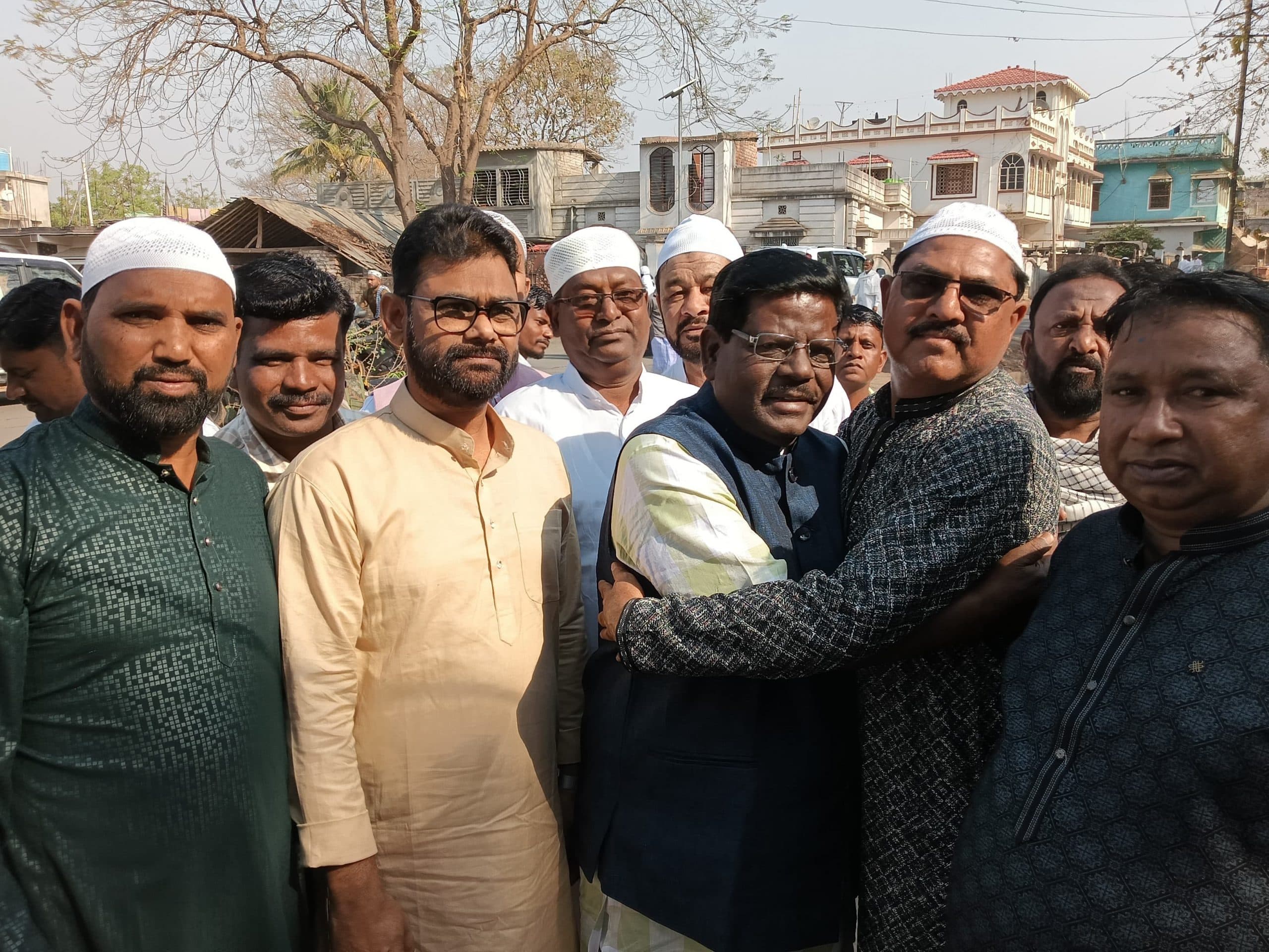 ईद की नमाज के बाद पेश की गयी तकरीर, विधायक ने दी बधाई