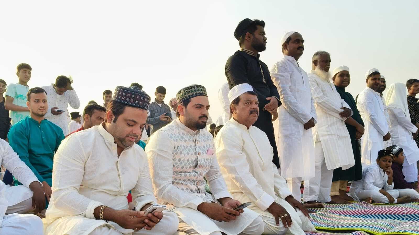 ईद की नमाज अदा कर मांगी गयी अमन और उन्नति की दुआ