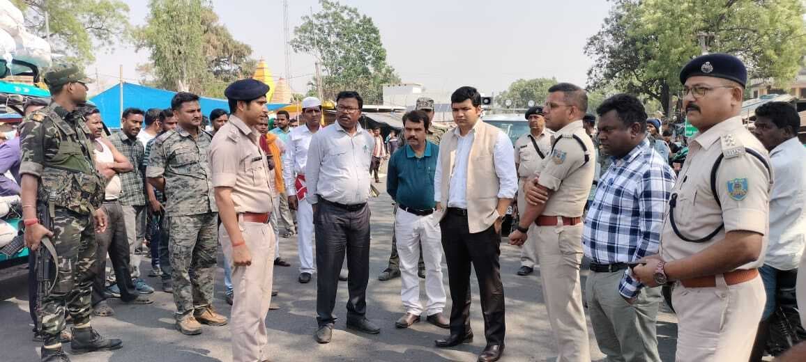 डीसी व एसपी ने लिट्टीपाड़ा में जर्जर भवनों का लिया जायजा