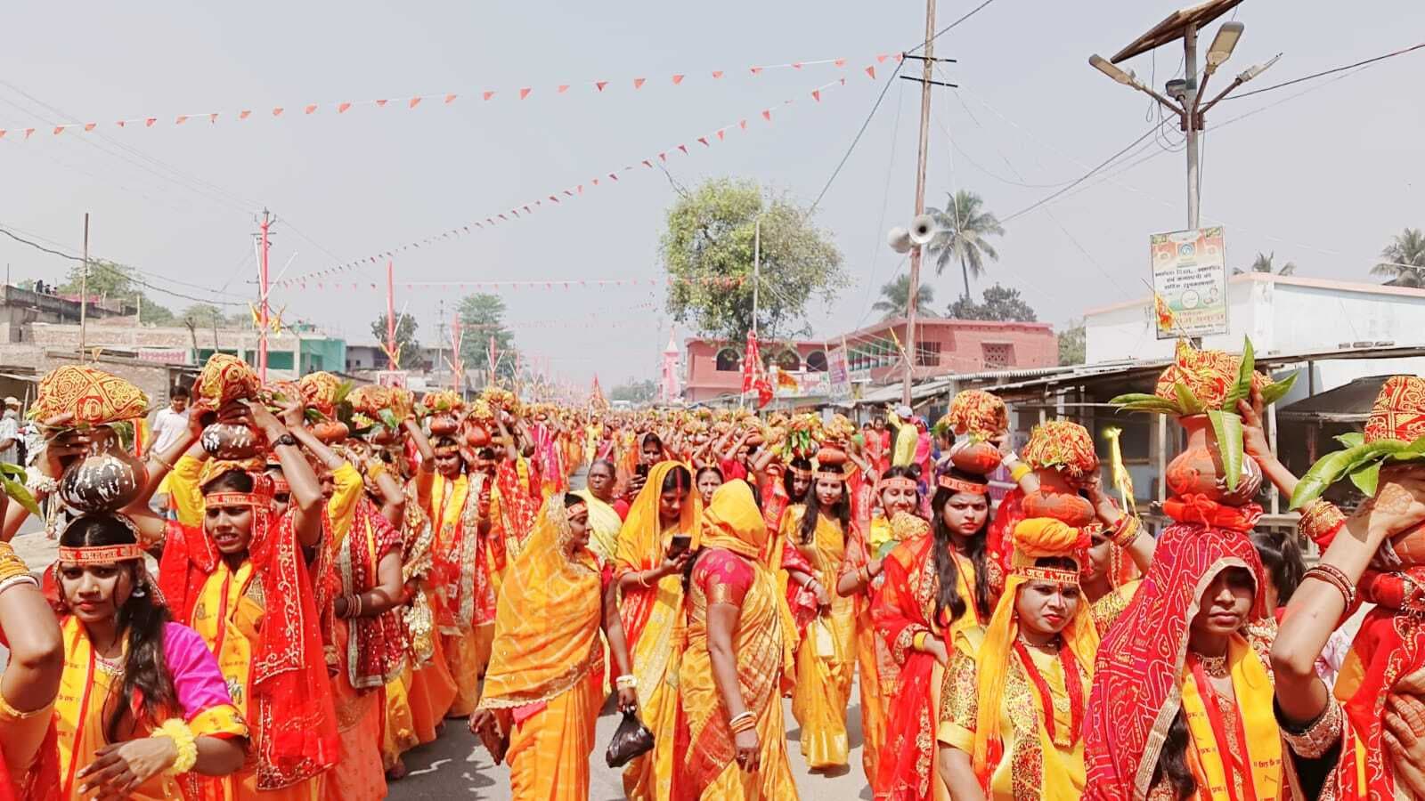 कलश यात्रा के साथ सात दिवसीय भागवत कथा शुरू