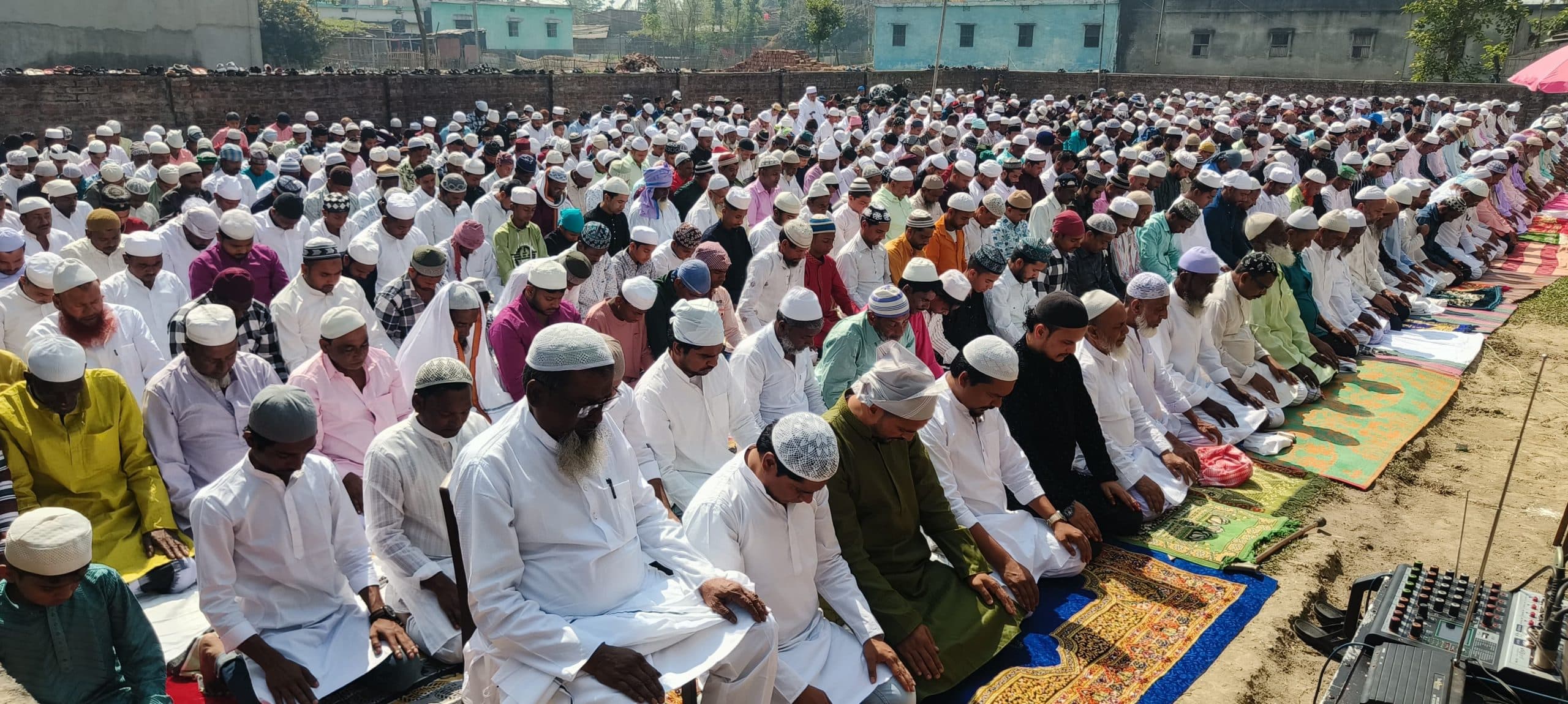 नमाज अदा कर अमन चैन की मांगी दुआ