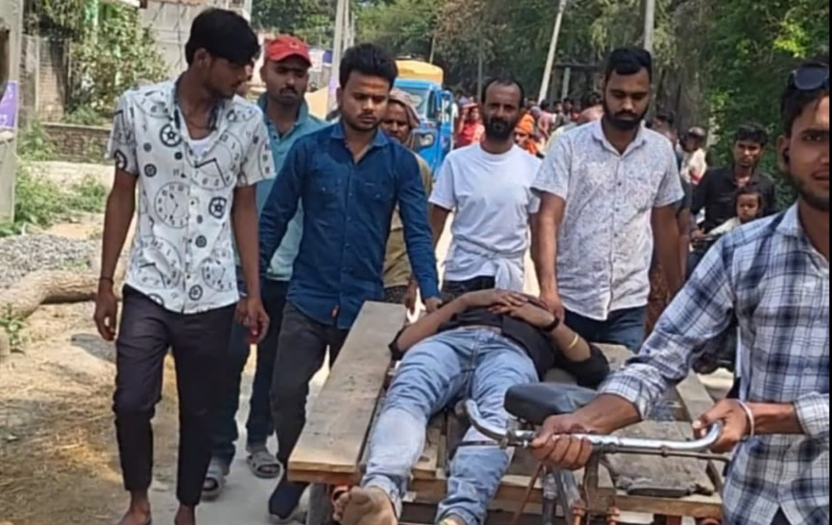 सड़क हादसे में बाइक सवार युवक जख्मी