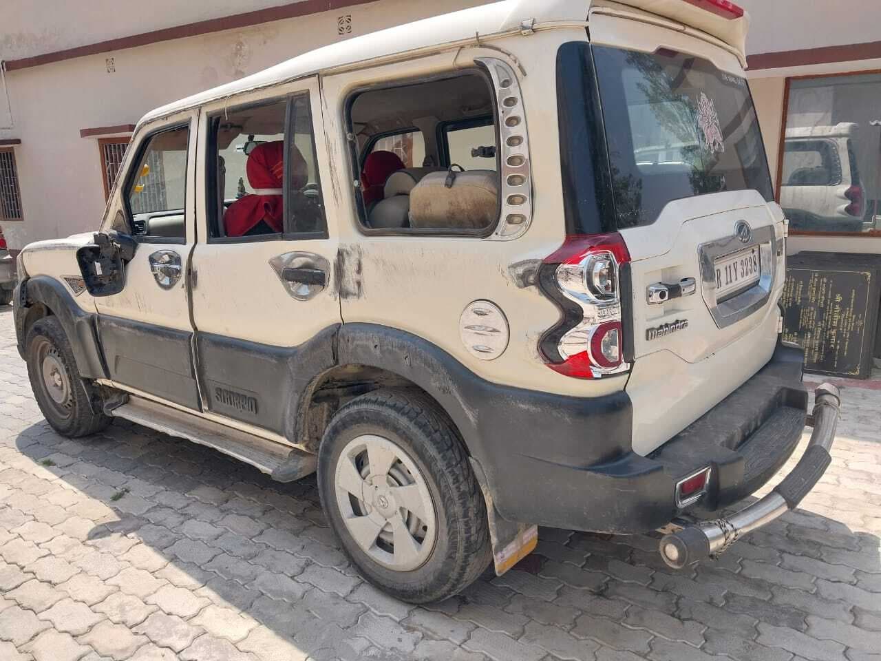 बाइक सवार को बचाने में स्कॉर्पियो पलटी, 09 सवार जख्मी