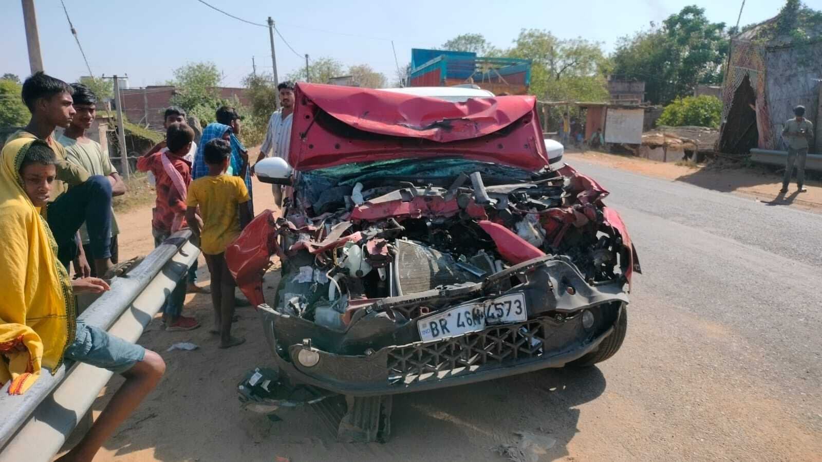 कार की हाइवा से हुई आमने-सामने की टक्कर, चार घायल