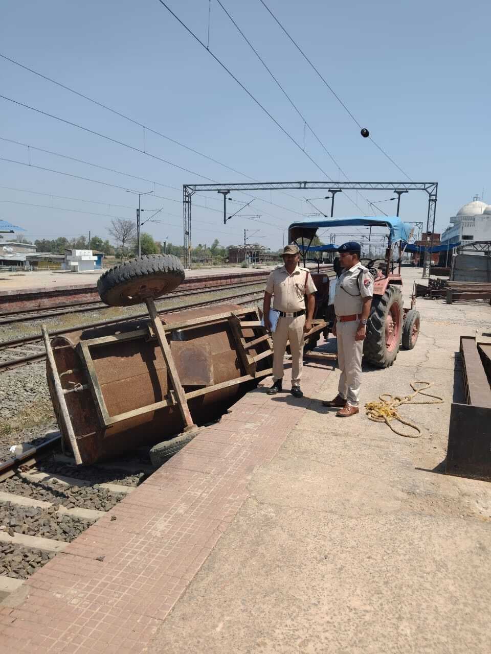 प्लेटफार्म पर पलटा पानी का टैंकर, दो घंटे ट्रेन बाधित