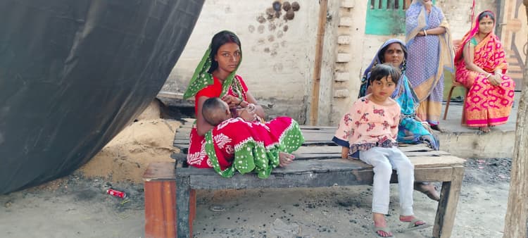 चिलचिलाती धूप में पॉलीथिन के नीचे रहने को मजबूर अग्निपीड़ित