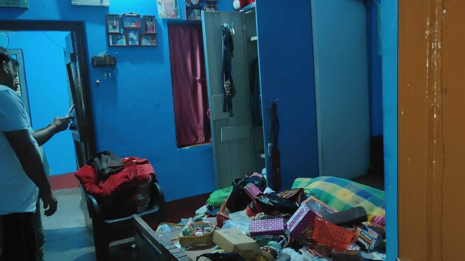 दो रेलवे क्वार्टरों में चोरों ने नगदी सहित लाखों के जेवरात चोरी