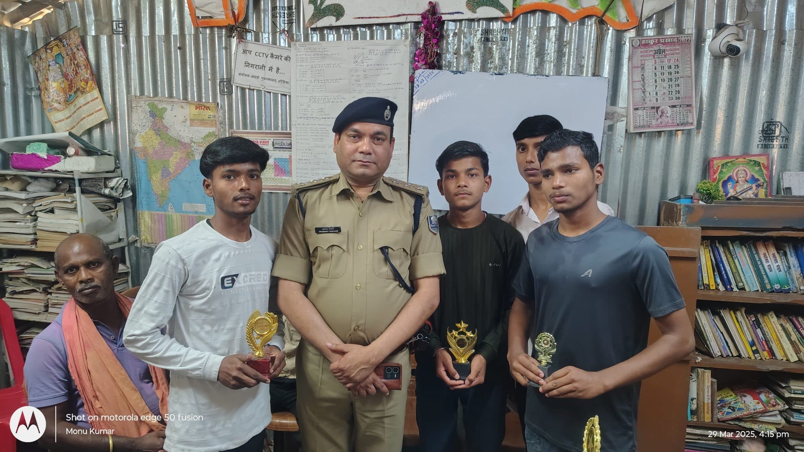 डीएसपी ने मैट्रिक व इंटर के टॉपर क़ो किया सम्मानित