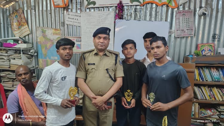 डीएसपी ने मैट्रिक व इंटर के टॉपर क़ो किया सम्मानित