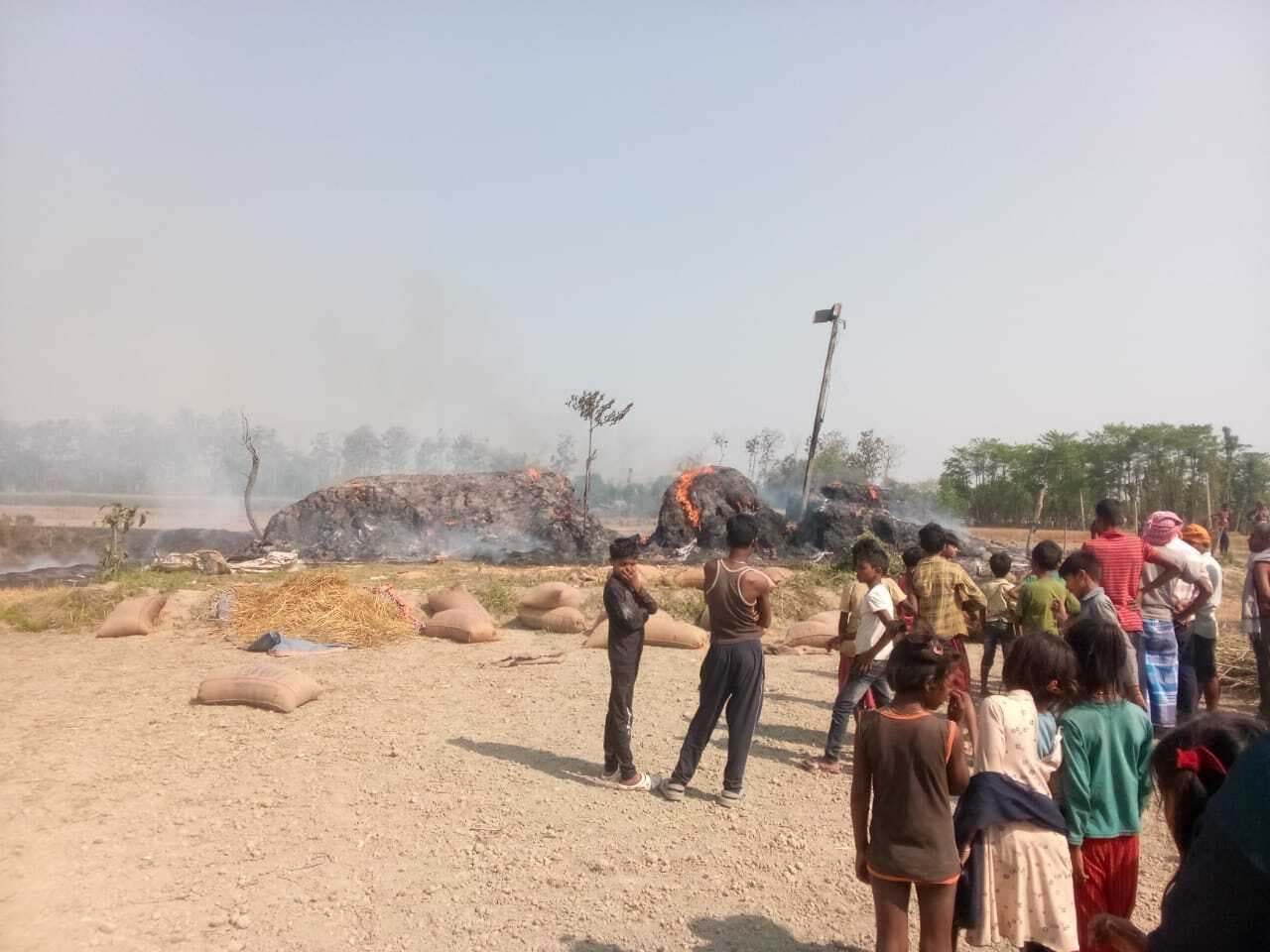 चूल्हे की चिंगारी से लगी आग, तीन घर जल कर राख