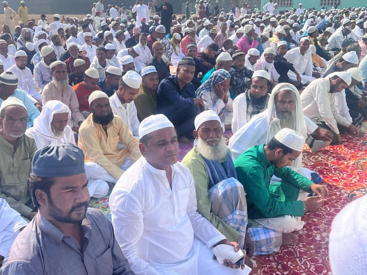 प्रेम व भाईचारे के बीच मना ईद