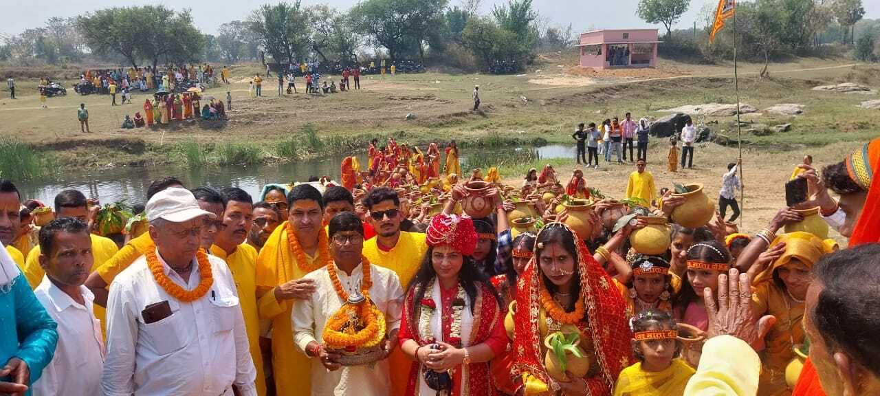 कलश यात्रा के साथ ही शुरू हुई श्रीमद्भागवत कथा