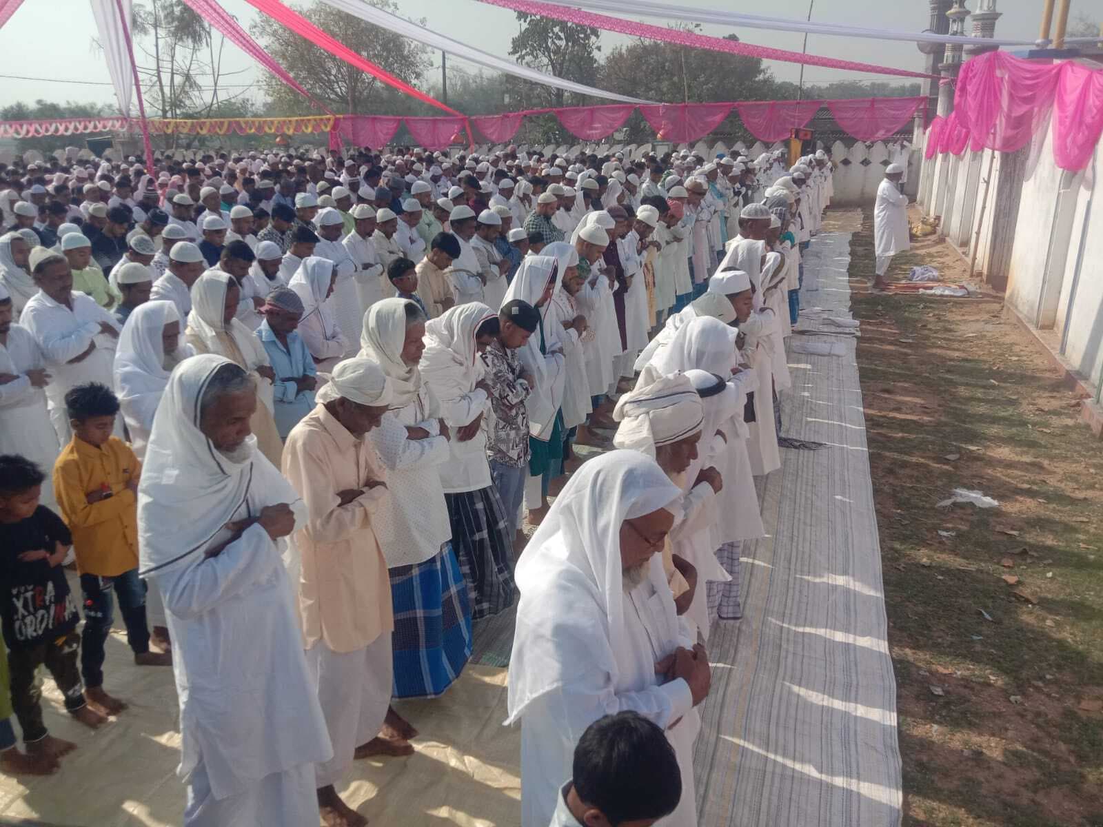 एक-दूसरे से गले मिलकर ईद-उल-फितर की दी मुबारकबाद