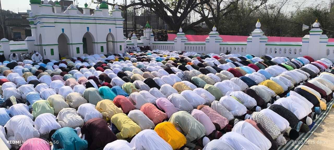 ईदगाहों में अदा की गयी ईद-उल-फितर की नमाज, मांगी गयी देश में अमन-चैन की दुआ