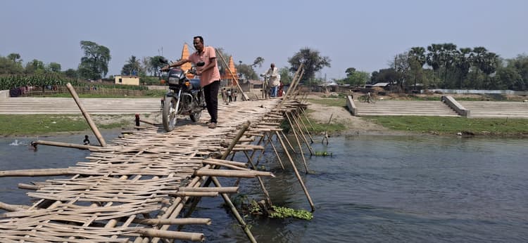 फलका के कमला घाट पर पुल नहीं रहने पर जान जोखिम में डाल लोग कर रहे नदी पार