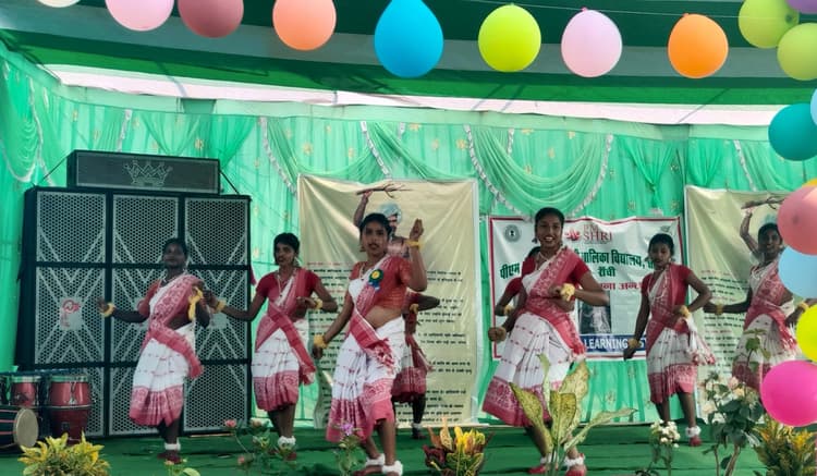 छात्राओं ने पारंपरिक वस्तुओं का किया प्रदर्शन