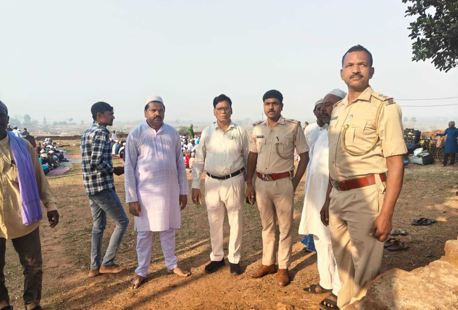 कुंडहित में मुस्लिम धर्मावलंबियों ने बांटी ईद की खुशी