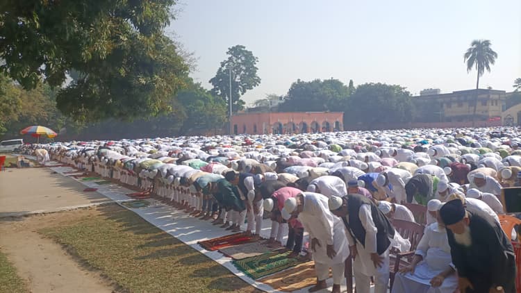 जिले में हर्षोल्लास के साथ मनायी गयी ईद,  ईदगाहों में अकीदतमंदों ने अदा की ईद  की नमाज