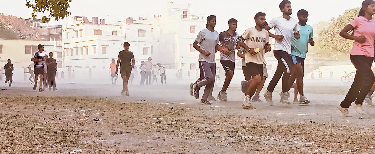 Gopalganj News  : मिंज स्टेडियम में दिन भर उड़ रही है धूल, पुलिस की तैयारी करने वाले युवा परेशान