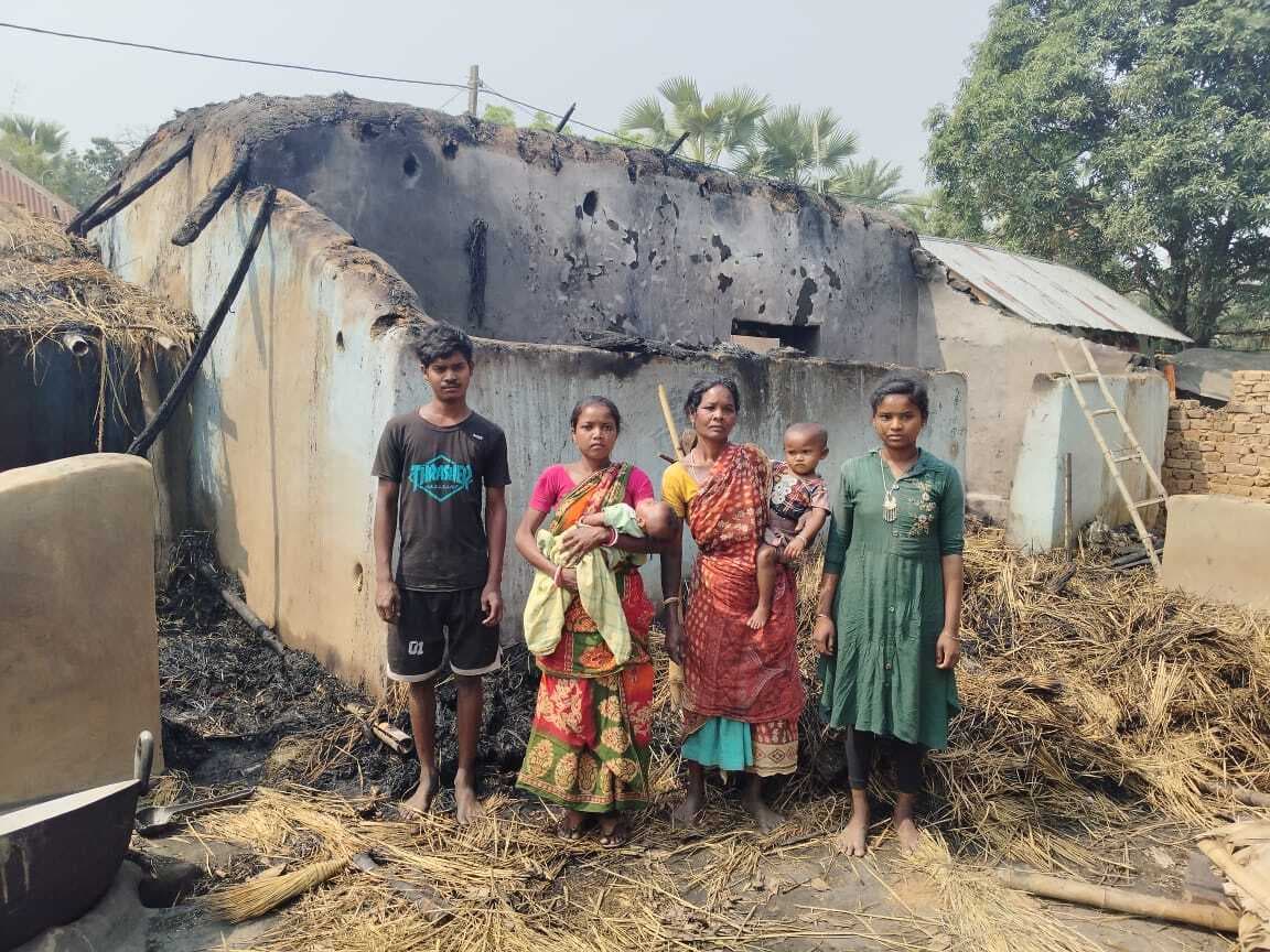 हाड़ामाटी टोला में घर में खाना बनाते समय लगी आग, सामान जलकर खाक