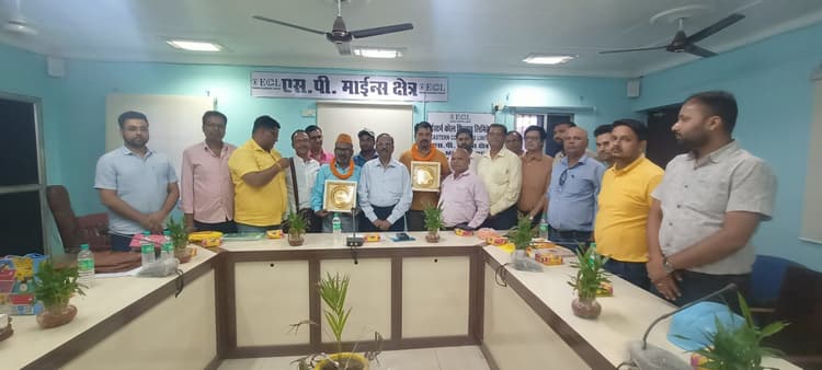 सेवानिवृत्ति पर इसीएल कर्मियों को दी गयी विदाई