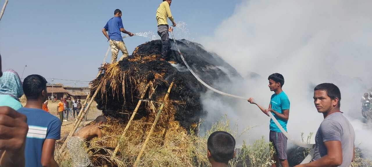 धान के पुआल में लगी आग, हजारों रुपये की क्षति