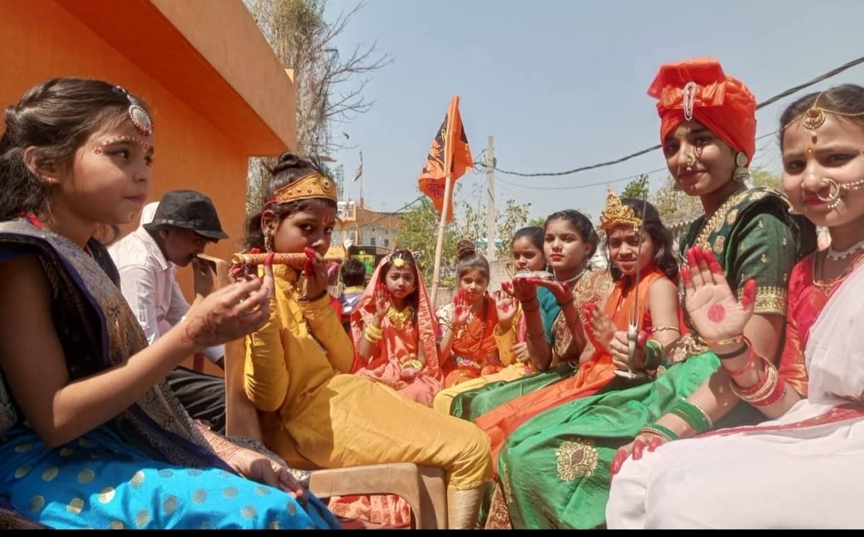 भारतीय नववर्ष पर स्कूली बच्चों ने शिक्षकों के साथ निकाली झांकी