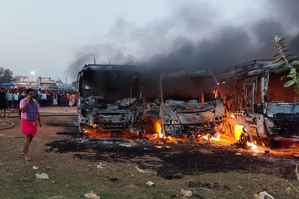 दुमका के बासुकिनाथ बस स्टैंड में खड़ी पांच बसें जलकर खाक, एक करोड़ से अधिक का नुकसान