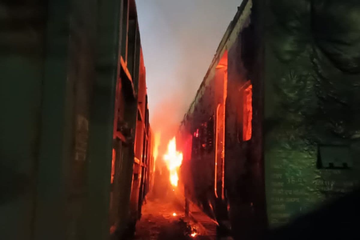 Indian Railways News: धनबाद के गोमो में टला बड़ा हादसा, खाली रैक में लगी आग, एक बोगी जलकर खाक