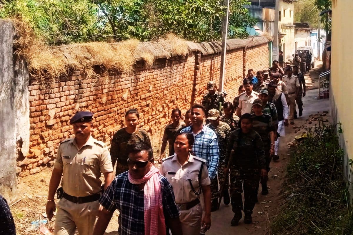 Video: होली के दिन धनबाद में माहौल बिगाड़ने की कोशिश, इन इलाकों में लगी निषेधाज्ञा, पुलिस ने किया फ्लैग मार्च
