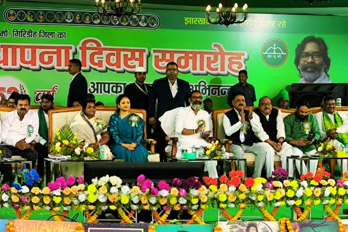 गिरिडीह में JMM स्थापना दिवस समारोह में कल्पना मुर्मू के साथ पहुंचे हेमंत सोरेन
