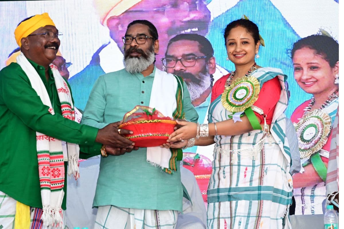 Hemant Soren Holi Gift: हेमंत सोरेन की आधी आबादी को होली की सौगात, खातों में भेजे जा रहे मंईयां सम्मान योजना के 7500 रुपए