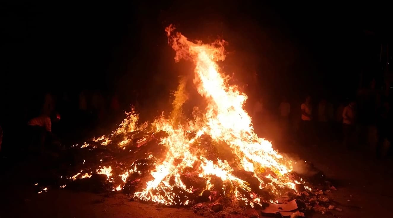 Holi 2025: होलिका दहन के साथ होली की शुरुआत, पटना समेत पूरे बिहार में उड़ने लगे अबीर-गुलाल