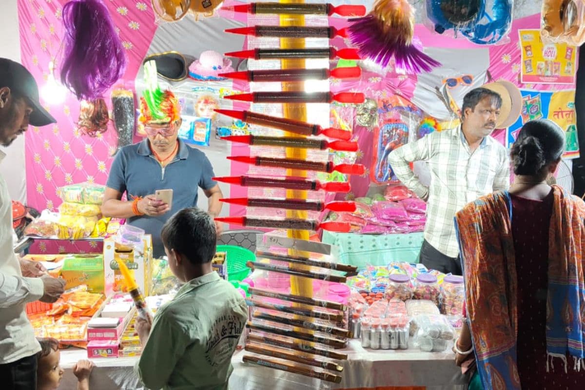Holi 2025: मंईयां योजना के पैसे से होली के बाजारों में रौनक, रंग-पिचकारी की सजीं दुकानें, हर्बल गुलाल की अच्छी डिमांड