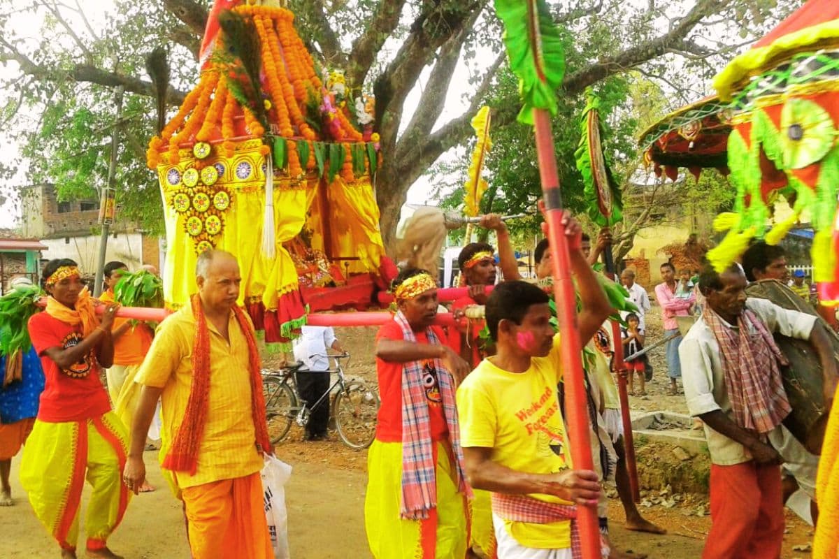 Holi 2025: खास है सरायकेला की होली, भक्तों संग रंग-गुलाल खेलने घर-घर दस्तक देंगे राधा-कृष्ण