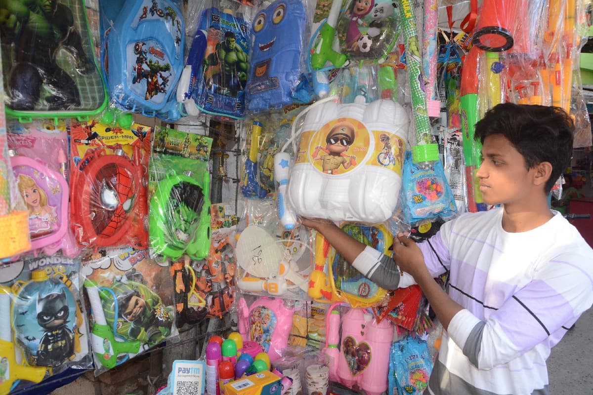 होली का बाजार पर चढ़ा रंग, चौक-चौराहों पर सजने लगीं अबीर, रंग, टोपी, मास्क की दुकानें