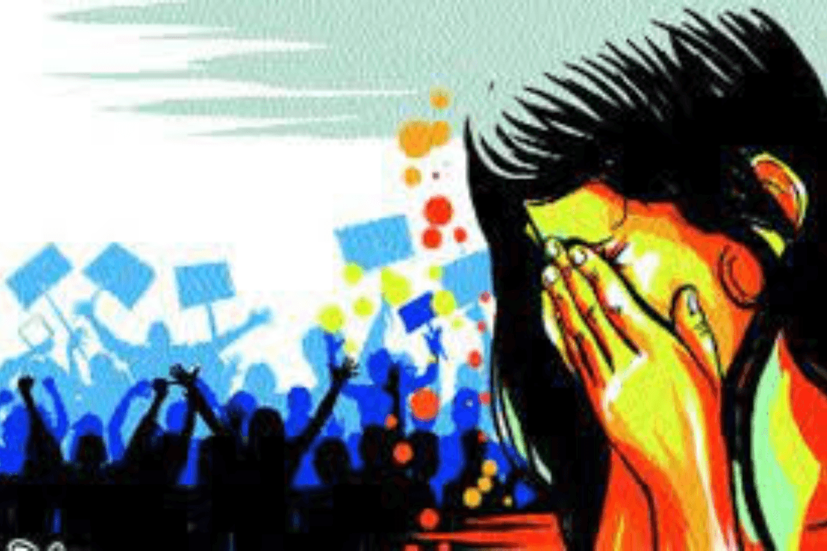 Prayagraj News: रंग लगाने में महिला से अभद्रता, विरोध जताने पर कपड़े फाड़े, वीडियो वायरल