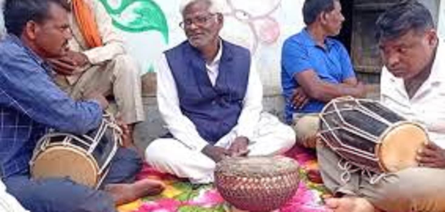 Holi 2025: डीजे की कर्कश शोर में गुम हो गयी फाग, होली में फूहड़ गीतों पर ठुमके लगा रहे लोग