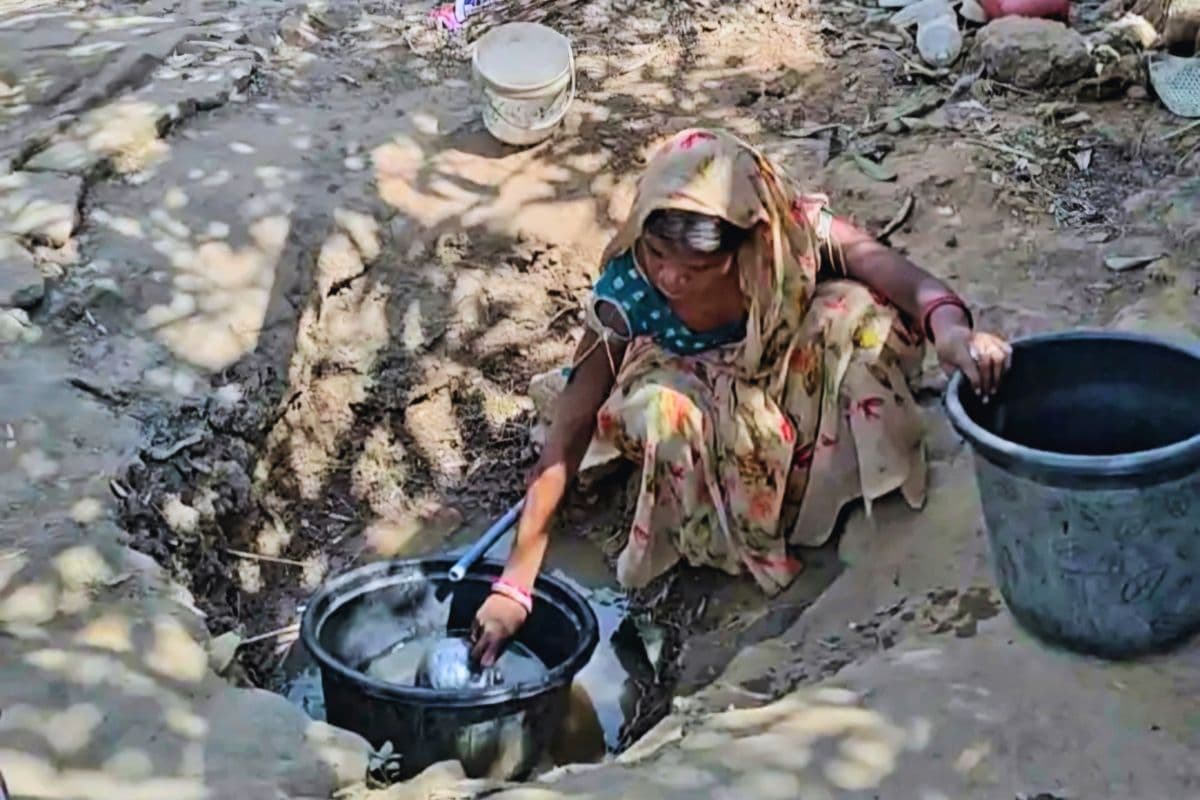 बिहार के इस गांव में बूंद-बूंद पानी को तरस रहे लोग, 200 परिवार को छानकर पीना पड़ता है गड्डों का पानी